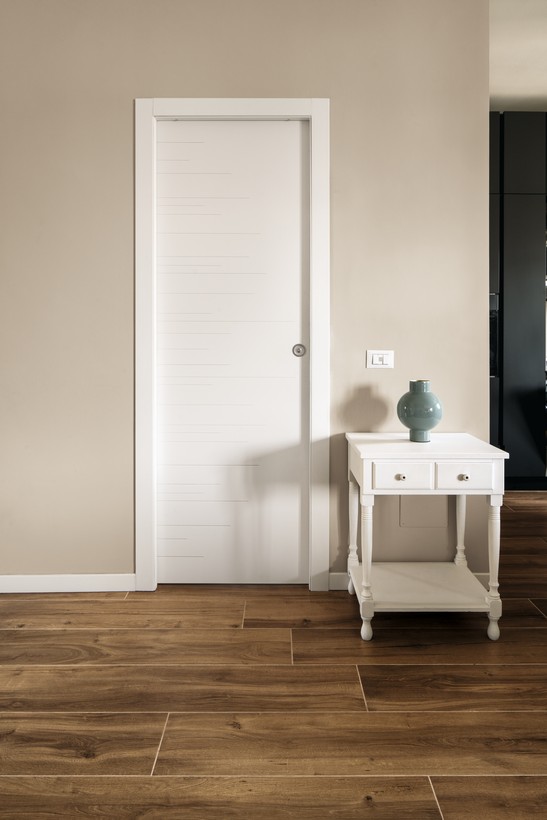 Séjour moderne avec sol en grès cérame effet bois rustique marron