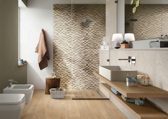 Modernes, rustikales Badezimmer, Dusche mit Mosaik, Bodem mit Holzoptik und Wand in Steinoptik 