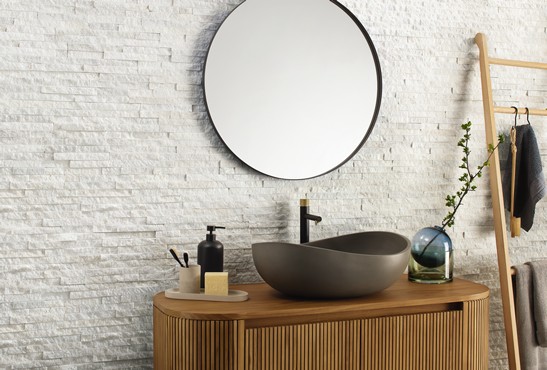 Rustikales und modernes Badezimmer aus weisser Stein