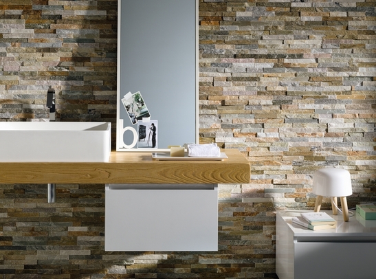 Modernes rustikales Badezimmer. Wände aus Naturstein in Grau- und Beigetönen