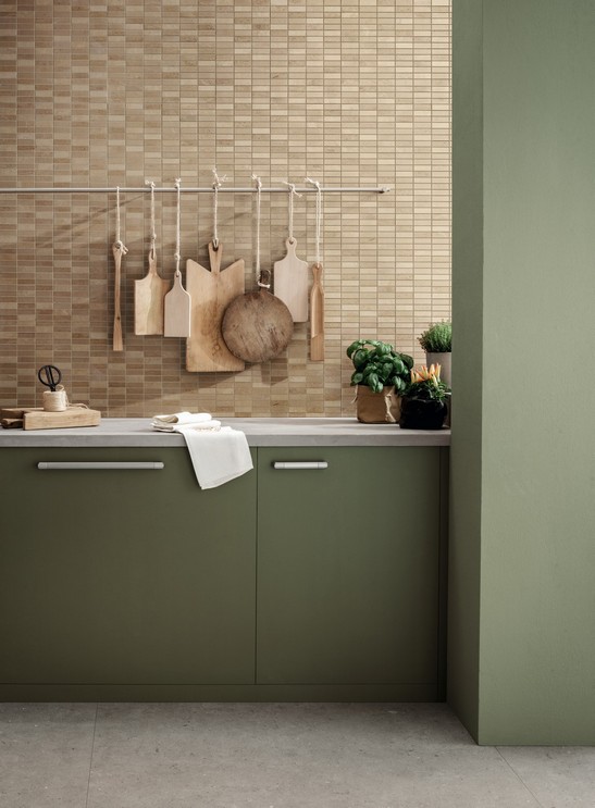 Moderne Küche im rustikalen Stil mit beigem Marmoroptik Mosaik