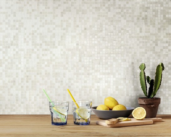 Moderne Küche mit weißen Mosaikfliesen und Holzarbeitsplatte