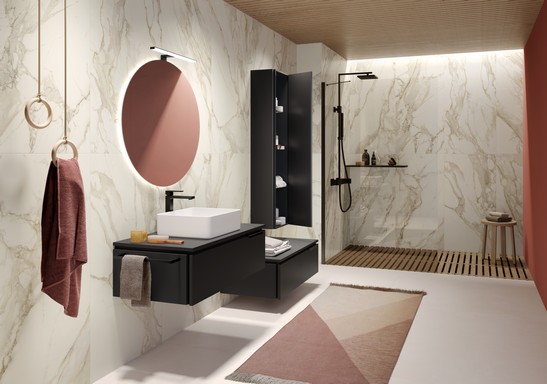 Salle de bains moderne avec sol effet béton et revêtement effet marbre blanc