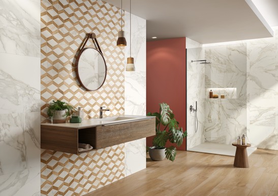 Salle de bains moderne avec douche, grès cérame effet bois et marbre beige pour une touche de luxe.