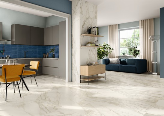 Séjour avec cuisine moderne, sol effet marbre blanc pour une touche de luxe.