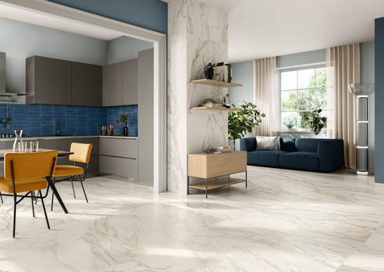 Moderne Küche mit Wohnzimmer, Boden aus weißer Marmoroprik für einen luxuriösen Hauch