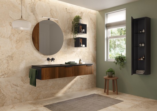 Salle de bains de luxe avec sol et carrelage mural imitation marbre beige classique