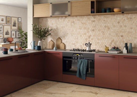 Cuisine moderne colorée en angle avec crédence en mosaïque hexagonale effet marbre beige