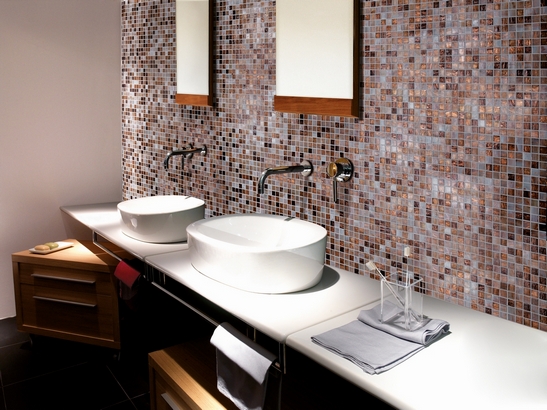 Salle de bains classique, avec mosaïque dans les couleurs cuivre, brique et rouge.