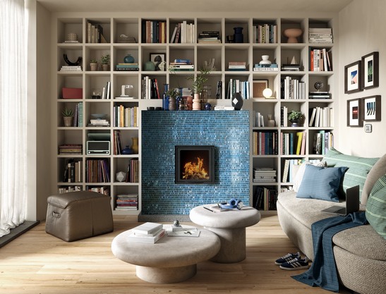 Modernes Wohnzimmer mit Mosaikkaminverkleidung in Metalloptik