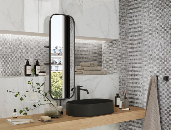 Badezimmer mit Wandverkleidung Marmoroptik und elegantem Mosaik