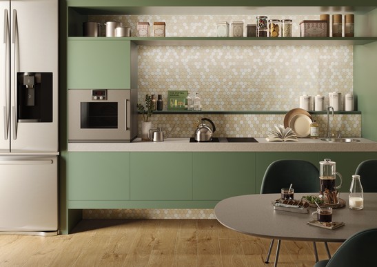 Klassische und lineare  Küche in holzoptik mit Mosaik