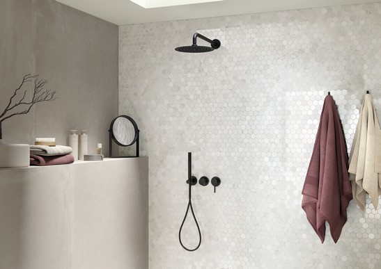 Modernes Badezimmer mit Dusche und elegantem Mosaik