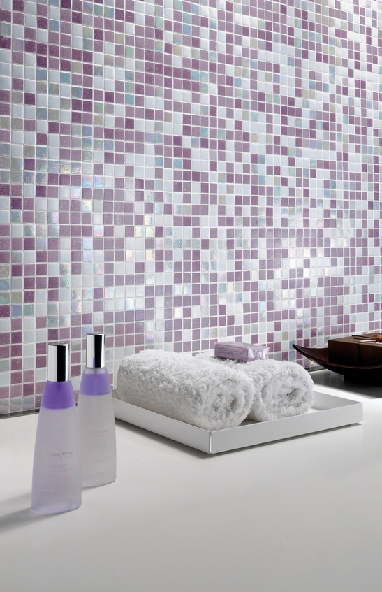 Klassisches, kleines Badezimmer mit Mosaik in den Farbtönen Rosa, Lila, Rot und Perlmutt