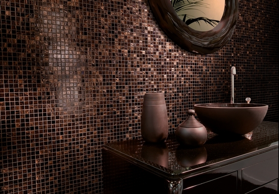 Klassiches, kleines Badezimmer mit luxuriösem Mosaik in den Farben Schwarz, Kupfer und Rot