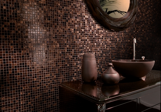 Petite salle de bains classique, avec mosaïque de luxe aux nuances de noir, de cuivre et de rouge.