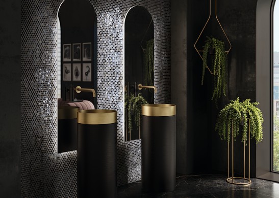 Luxuriöses Badezimmer mit schwarzem Mosaik und Boden Marmoroptik
