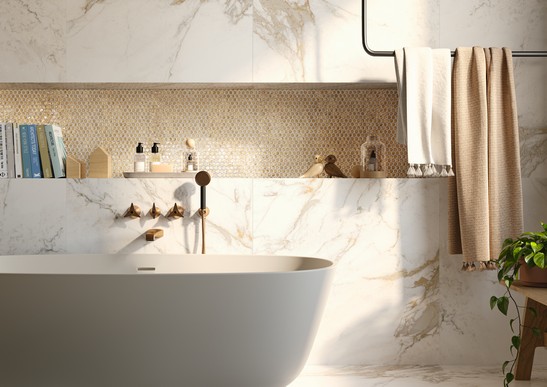 Salle de bains effet marbre avec baignoire et revêtement mosaïque or