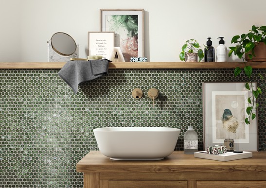 Badezimmer im rustikalen Stil mit Möbel aus Teak und Wandfliesen aus Mosaik Grün