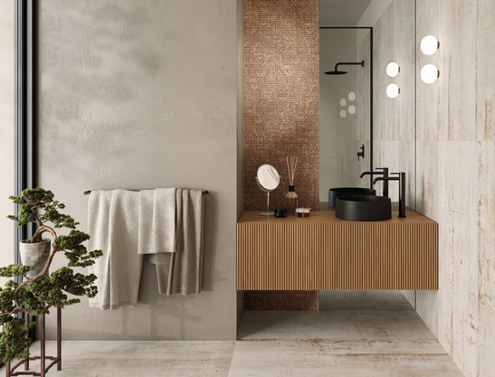 Salle de bains minimaliste et de luxe avec mosaïque métallique