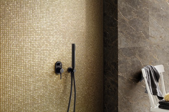 Badezimmer mit eleganten Mosaiken und Marmorverkleidungen