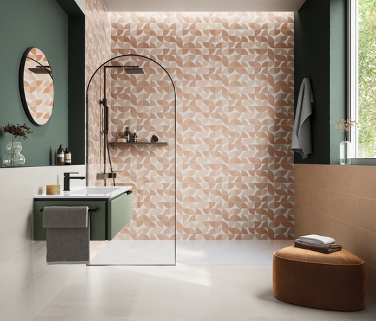 Salle de bains moderne avec douche, sol effet béton et revêtement effet papier peint rose