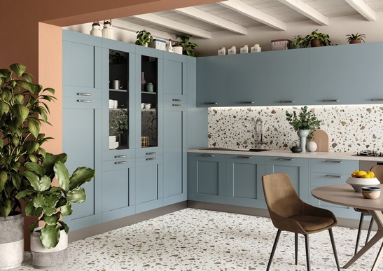 Offene Eckküche mit Boden-und Wandfliesen in Terrazzo Optik 