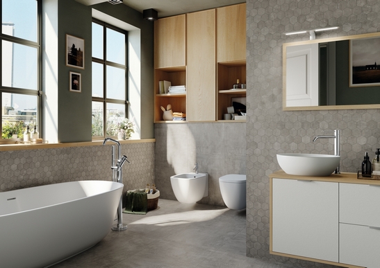 Salle de bains moderne de luxe, baignoire, style industriel : mosaïque et grès cérame effet béton gris.