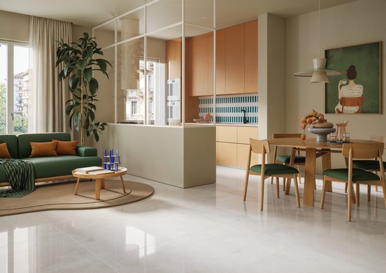 Modernes Open Space-Wohnzimmer mit glänzendem Boden Zement-Optik Weiss