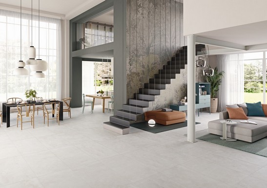 Modernes elegantes offenes Wohnzimmer im industriellen Stil mit Küche 