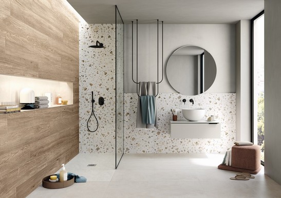 Bagno moderno con piastrelle effetto graniglia e legno