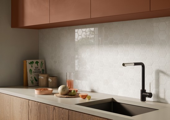 Colorful terracotta kitchen with white hexagonal mosaic