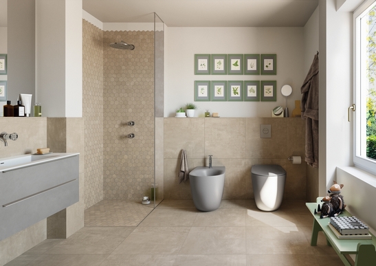Salle de bains moderne rustique, baignoire, style industriel : mosaïque et grès cérame effet béton beige.