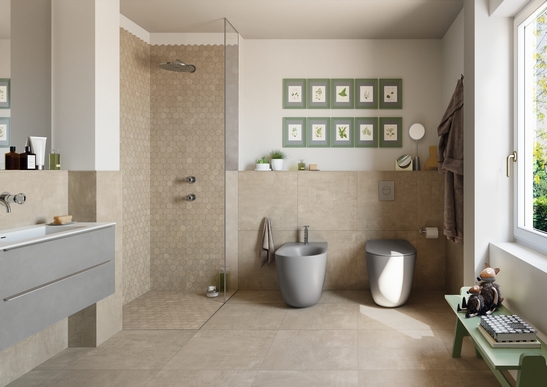 Bagno moderno rustico, vasca, stile industriale: mosaico e gres effetto cemento beige