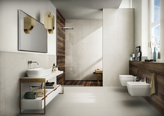 Salle de bains moderne avec douche, de luxe : grès cérame effet bois foncé et ciment blanc gris.