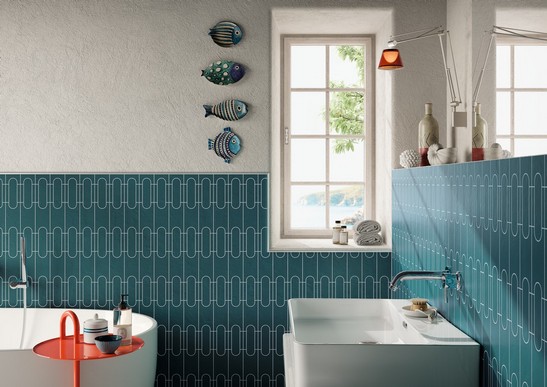 Small colorful vintage bathroom with bathtub