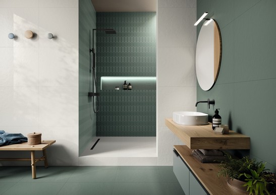 Salle de bains moderne, de luxe avec carrelage coloré