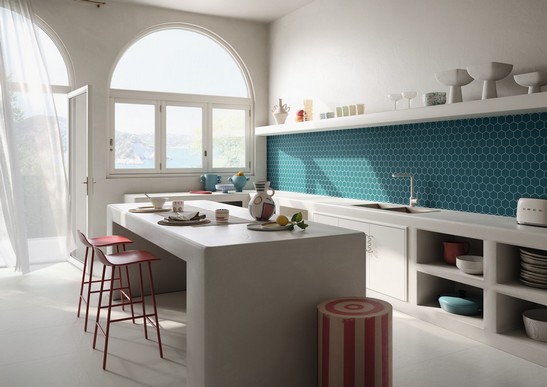 Cuisine moderne linéaire avec carrelage de couleur