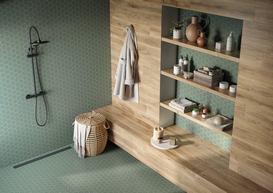 Salle de bains moderne avec douche, carrelage de couleur et carrelage effet bois