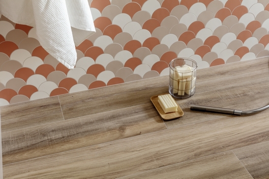 Kleines modernes Badezimmer. Dusche, Holzoptik und Rosa-Weiß-Beige Mosaik