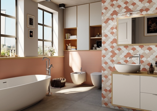 Modernes Badezimmer. Badewanne, Feinsteinzeug in Zementoptik, Rosa Verkleidung, Mosaik in Rosa, Beige und Weiß