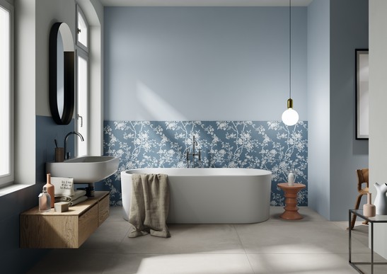 Salle de bains moderne avec grès cérame effet papier peint dans des tons de bleu pour une touche de luxe.