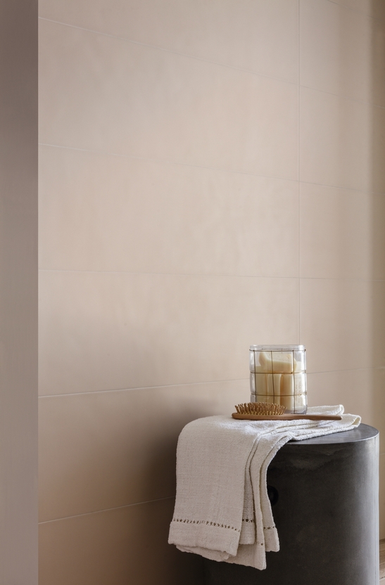 Minimalistisches, modernes Badezimmer. Mattbeige-rosa Fliesen