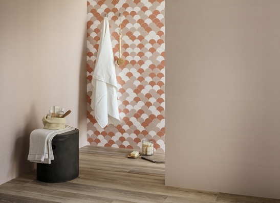 Modernes Badezimmer. Dusche, Feinsteinzeug in Holzoptik, Wandfliesen und Mosaik in Weiß, Rosa und Beige