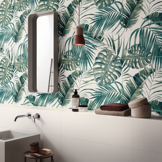Salle de bains moderne colorée minimaliste. Motif jungle blanc et vert : une salle de bains de luxe.