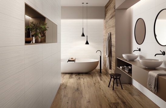 Luxuriöses, rustikales, modernes Badezimmer: Badewanne, Feinsteinzeug in Holzoptik, weiße 3D-Verkleidung.