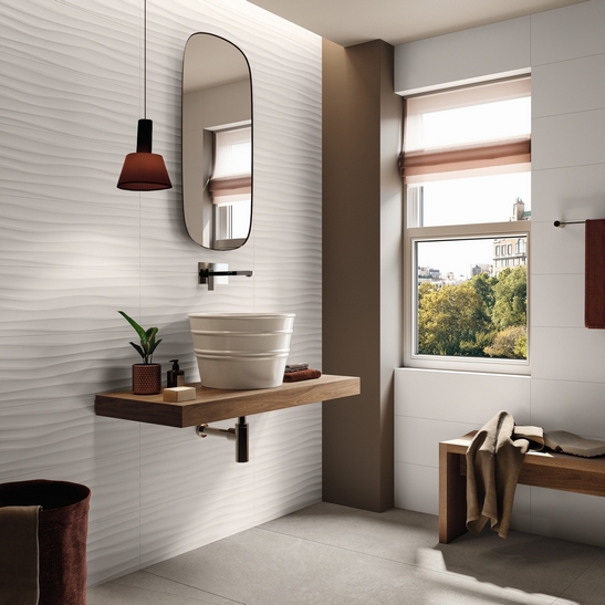 Luxuriöses, minimalistisches, modernes Badezimmer. Graues Feinsteinzeug, Grauweiße 3D-Wellenfliese