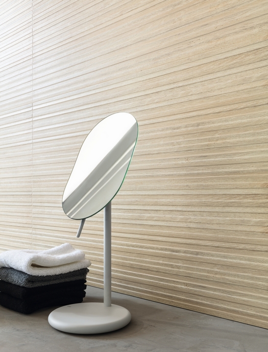 Modernes, rustikales Badezimmer: Dreidimensionale Wandfliesen in beiger Holzoptik