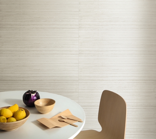 Cuisine moderne avec bar effet béton en gris, blanc et bleu.
