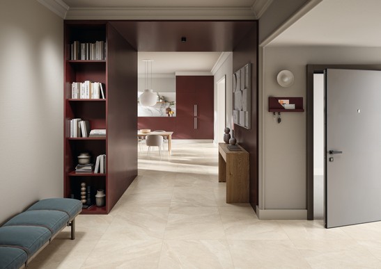 Séjour entrée avec cuisine moderne et élégante, sol en grès cérame effet pierre beige